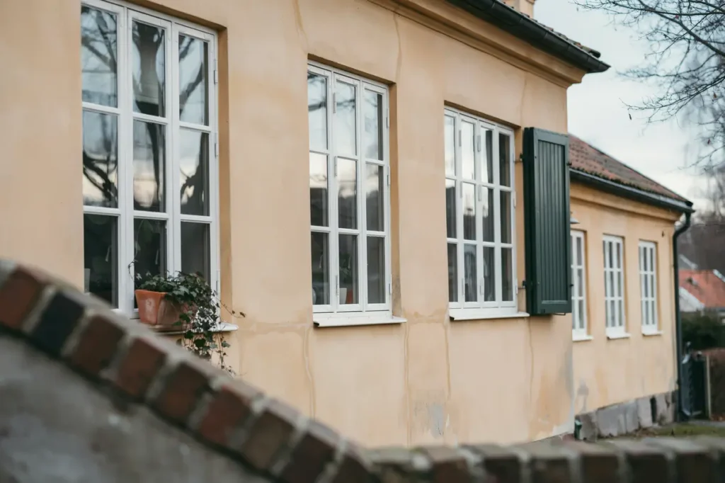 tr f nster restaurerades med t tlister och beslag i klosterg rden lund